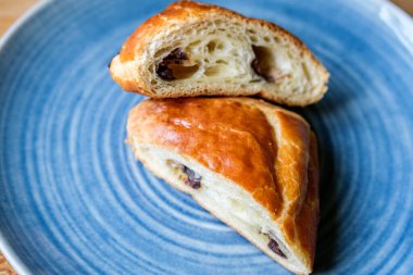 Londra İngiltere, Eylül 07 2025, Tek Ağrı Au Çikolata Bir Tabakta Kesildi