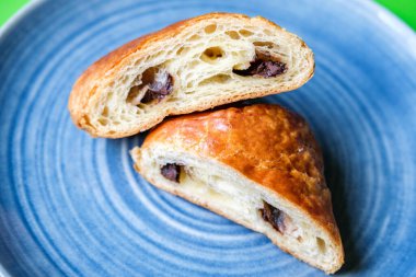 Londra İngiltere, Eylül 07 2025, Tek Ağrı Au Çikolata Bir Tabakta Kesildi