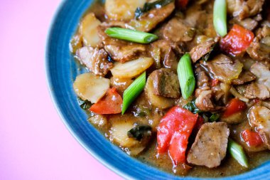 Londra İngiltere, Eylül 08 2025, Çin usulü Pork Char Siu Hoisin ve Sebzeli Zencefil Sosu