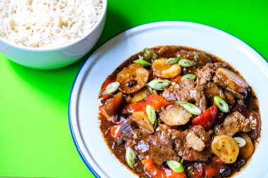 Londra İngiltere, 11 Eylül 2025, Klasik Çin usulü biftek ve haşlanmış beyaz pirinçli siyah fasulye menüsü.