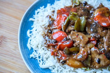 Londra İngiltere, 11 Eylül 2025, Klasik Çin usulü biftek ve haşlanmış beyaz pirinçli siyah fasulye menüsü.