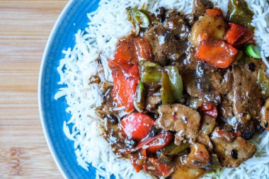 Londra İngiltere, 11 Eylül 2025, Klasik Çin usulü biftek ve haşlanmış beyaz pirinçli siyah fasulye menüsü.