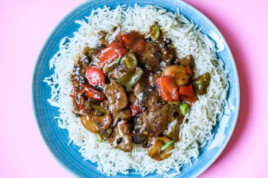 Londra İngiltere, 11 Eylül 2025, Klasik Çin usulü biftek ve haşlanmış beyaz pirinçli siyah fasulye menüsü.