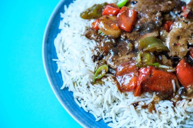 Londra İngiltere, 11 Eylül 2025, Klasik Çin usulü biftek ve haşlanmış beyaz pirinçli siyah fasulye menüsü.