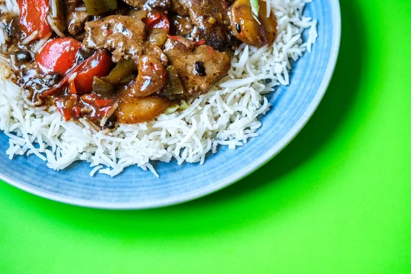 Londra İngiltere, 11 Eylül 2025, Klasik Çin usulü biftek ve haşlanmış beyaz pirinçli siyah fasulye menüsü.