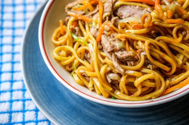 Londra İngiltere, 12 Eylül 2025, Çin Tarzı Hoisin Duck Eriştesi