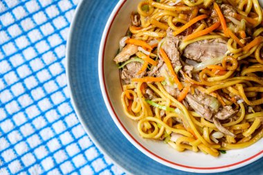 Londra İngiltere, 12 Eylül 2025, Çin Tarzı Hoisin Duck Eriştesi