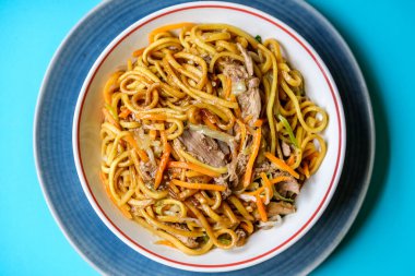 Londra İngiltere, 12 Eylül 2025, Çin Tarzı Hoisin Duck Eriştesi