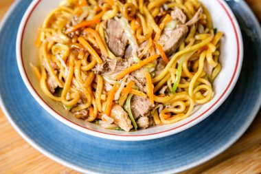 Londra İngiltere, 12 Eylül 2025, Çin Tarzı Hoisin Duck Eriştesi