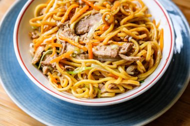 Londra İngiltere, 12 Eylül 2025, Çin Tarzı Hoisin Duck Eriştesi