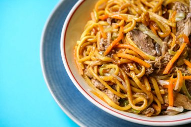 Londra İngiltere, 12 Eylül 2025, Çin Tarzı Hoisin Duck Eriştesi