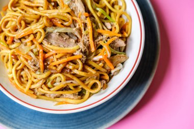 Londra İngiltere, 12 Eylül 2025, Çin Tarzı Hoisin Duck Eriştesi