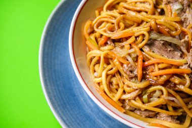 Londra İngiltere, 12 Eylül 2025, Çin Tarzı Hoisin Duck Eriştesi