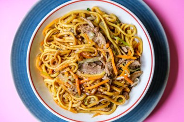 Londra İngiltere, 12 Eylül 2025, Çin Tarzı Hoisin Duck Eriştesi