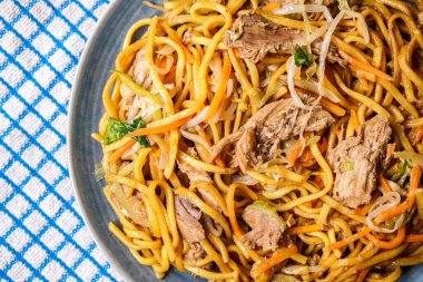 Londra İngiltere, 12 Eylül 2025, Çin Tarzı Hoisin Duck Eriştesi