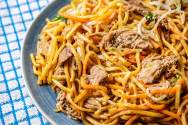 Londra İngiltere, 12 Eylül 2025, Çin Tarzı Hoisin Duck Eriştesi