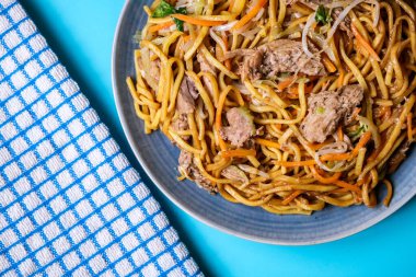 Londra İngiltere, 12 Eylül 2025, Çin Tarzı Hoisin Duck Eriştesi