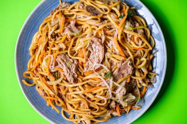 Londra İngiltere, 12 Eylül 2025, Çin Tarzı Hoisin Duck Eriştesi