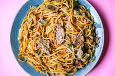 Londra İngiltere, 12 Eylül 2025, Çin Tarzı Hoisin Duck Eriştesi