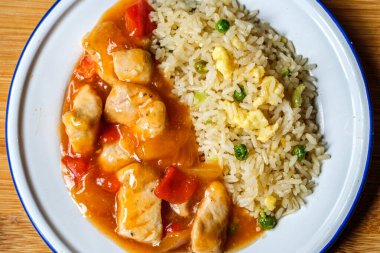 Londra İngiltere, 12 Eylül 2025, Kanton usulü tatlı ve ekşi piliç yemeği