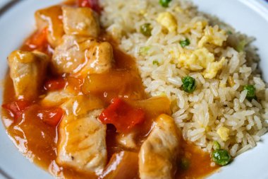 Londra İngiltere, 12 Eylül 2025, Kanton usulü tatlı ve ekşi piliç yemeği