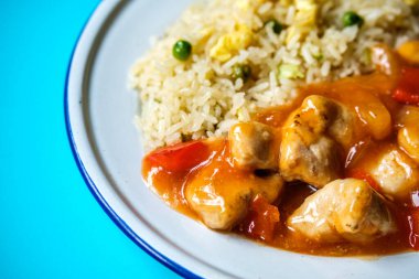 Londra İngiltere, 12 Eylül 2025, Kanton usulü tatlı ve ekşi piliç yemeği