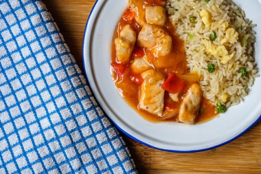 Londra İngiltere, 12 Eylül 2025, Kanton usulü tatlı ve ekşi piliç yemeği