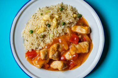 Londra İngiltere, 12 Eylül 2025, Kanton usulü tatlı ve ekşi piliç yemeği