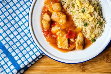 Londra İngiltere, 12 Eylül 2025, Kanton usulü tatlı ve ekşi piliç yemeği