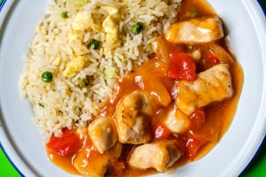 Londra İngiltere, 12 Eylül 2025, Kanton usulü tatlı ve ekşi piliç yemeği