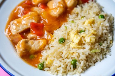 Londra İngiltere, 12 Eylül 2025, Kanton usulü tatlı ve ekşi piliç yemeği