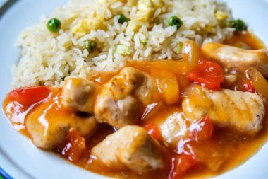 Londra İngiltere, 12 Eylül 2025, Kanton usulü tatlı ve ekşi piliç yemeği