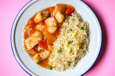 Londra İngiltere, 12 Eylül 2025, Kanton usulü tatlı ve ekşi piliç yemeği