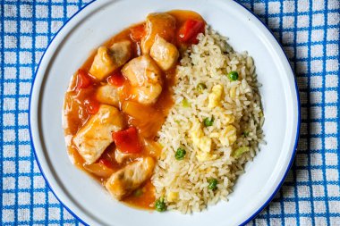 Londra İngiltere, 12 Eylül 2025, Kanton usulü tatlı ve ekşi piliç yemeği