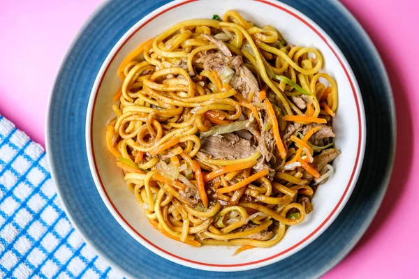 Londra İngiltere, 12 Eylül 2025, Çin Tarzı Hoisin Duck Eriştesi