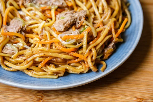 Londra İngiltere, 12 Eylül 2025, Çin Tarzı Hoisin Duck Eriştesi