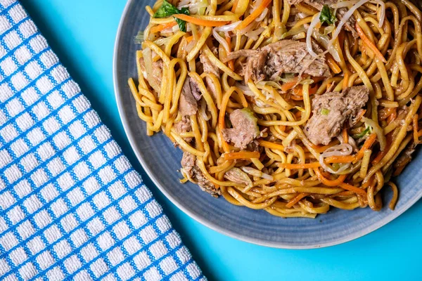 Londra İngiltere, 12 Eylül 2025, Çin Tarzı Hoisin Duck Eriştesi