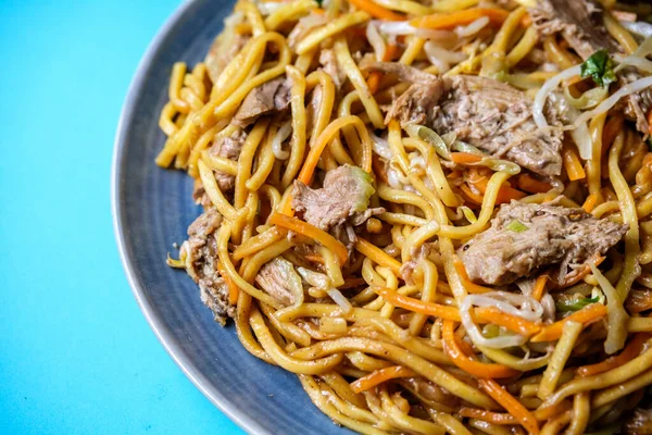 Londra İngiltere, 12 Eylül 2025, Çin Tarzı Hoisin Duck Eriştesi