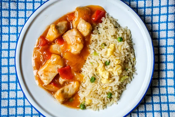 Londra İngiltere, 12 Eylül 2025, Kanton usulü tatlı ve ekşi piliç yemeği