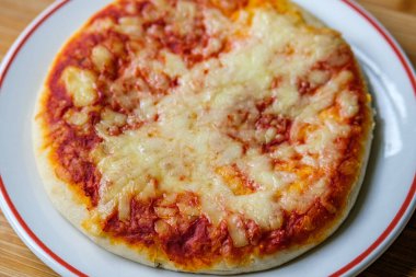 Londra İngiltere, 18 Eylül 2025, İtalyan Tarzı Peynir ve Domates Margherita Pizza