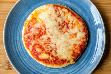 Londra İngiltere, 18 Eylül 2025, İtalyan Tarzı Peynir ve Domates Margherita Pizza