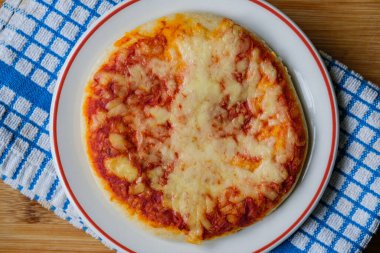 Londra İngiltere, 18 Eylül 2025, İtalyan Tarzı Peynir ve Domates Margherita Pizza