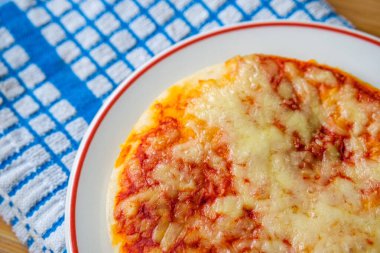 Londra İngiltere, 18 Eylül 2025, İtalyan Tarzı Peynir ve Domates Margherita Pizza