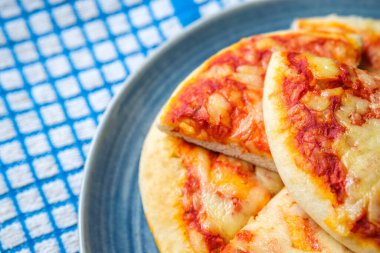 Londra İngiltere, 18 Eylül 2025, İtalyan Tarzı Peynir ve Domates Margherita Pizza