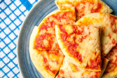 Londra İngiltere, 18 Eylül 2025, İtalyan Tarzı Peynir ve Domates Margherita Pizza