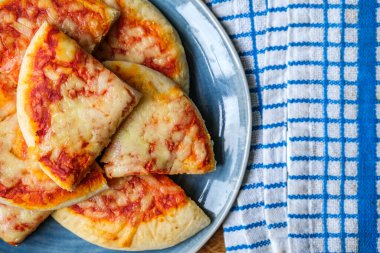 Londra İngiltere, 18 Eylül 2025, İtalyan Tarzı Peynir ve Domates Margherita Pizza