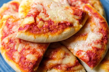 Londra İngiltere, 18 Eylül 2025, İtalyan Tarzı Peynir ve Domates Margherita Pizza