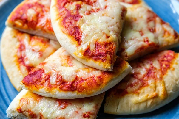 Londra İngiltere, 18 Eylül 2025, İtalyan Tarzı Peynir ve Domates Margherita Pizza