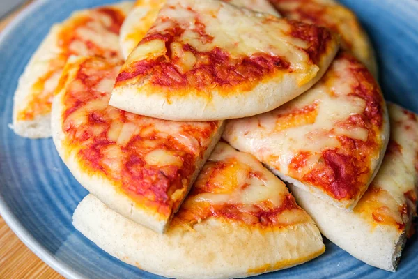 Londra İngiltere, 18 Eylül 2025, İtalyan Tarzı Peynir ve Domates Margherita Pizza