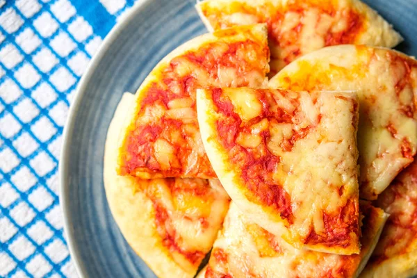 Londra İngiltere, 18 Eylül 2025, İtalyan Tarzı Peynir ve Domates Margherita Pizza